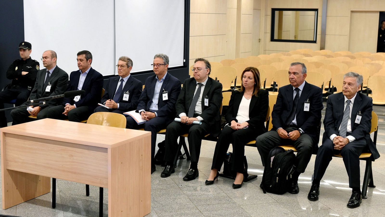 Los ocho exdirectivos de la Caja de Ahorros del Mediterráneo, sentados en el banquillo