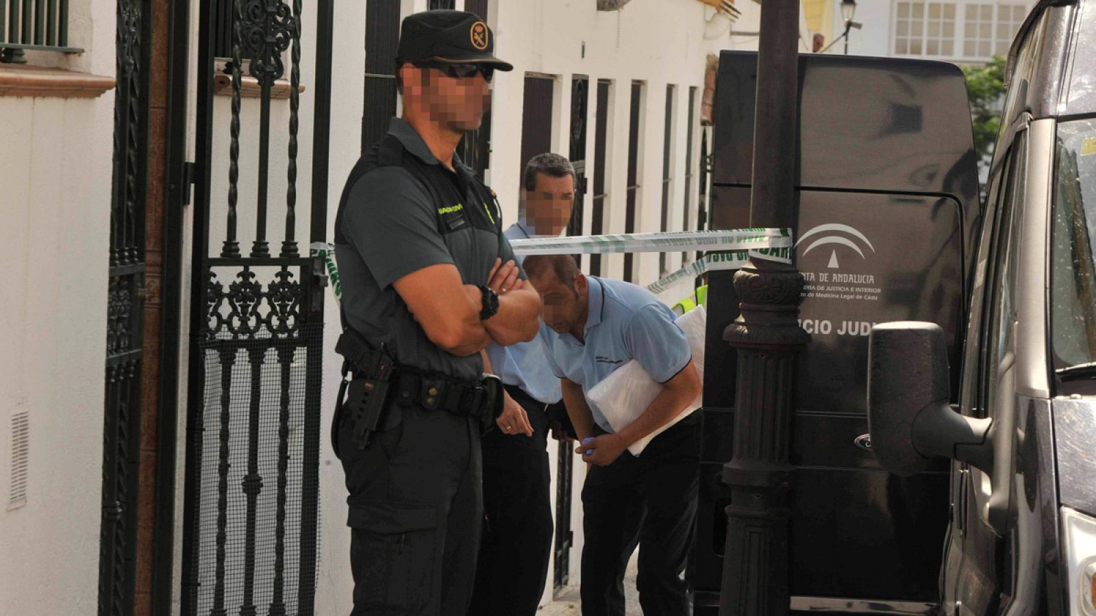 Agentes de la Guardia Civil en la puerta de la casa del barrio bajo de Arcos de la Frontera donde ocurrió el suceso