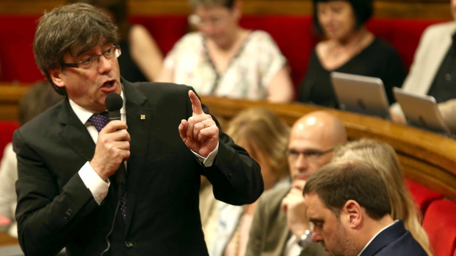 El presidente de la Generalitat, Carles Puigdemont, responde a una pregunta de la oposición durante una sesión de control parlamentario
