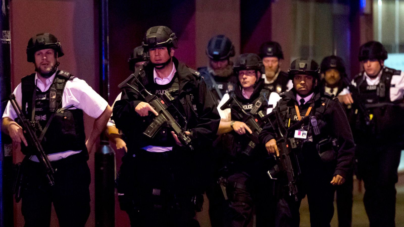 Agentes de policía patrullan cerca del Puente de Londres