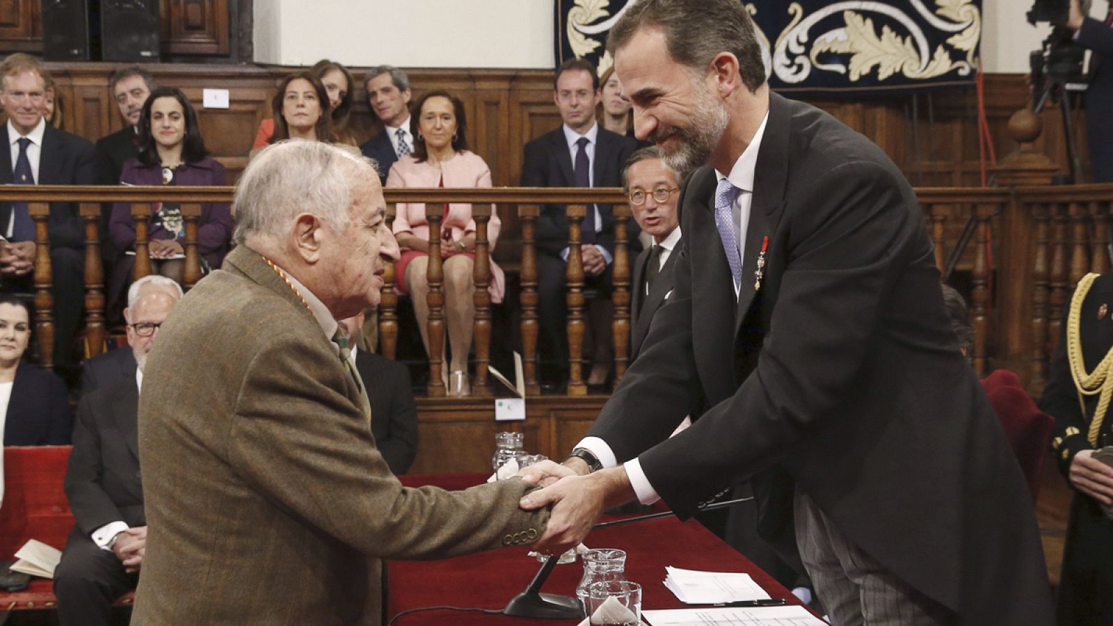 El escritor Juan Goytisolo recibe el Premio Cervantes en manos del rey Felipe, el 23 de abril de 2015.