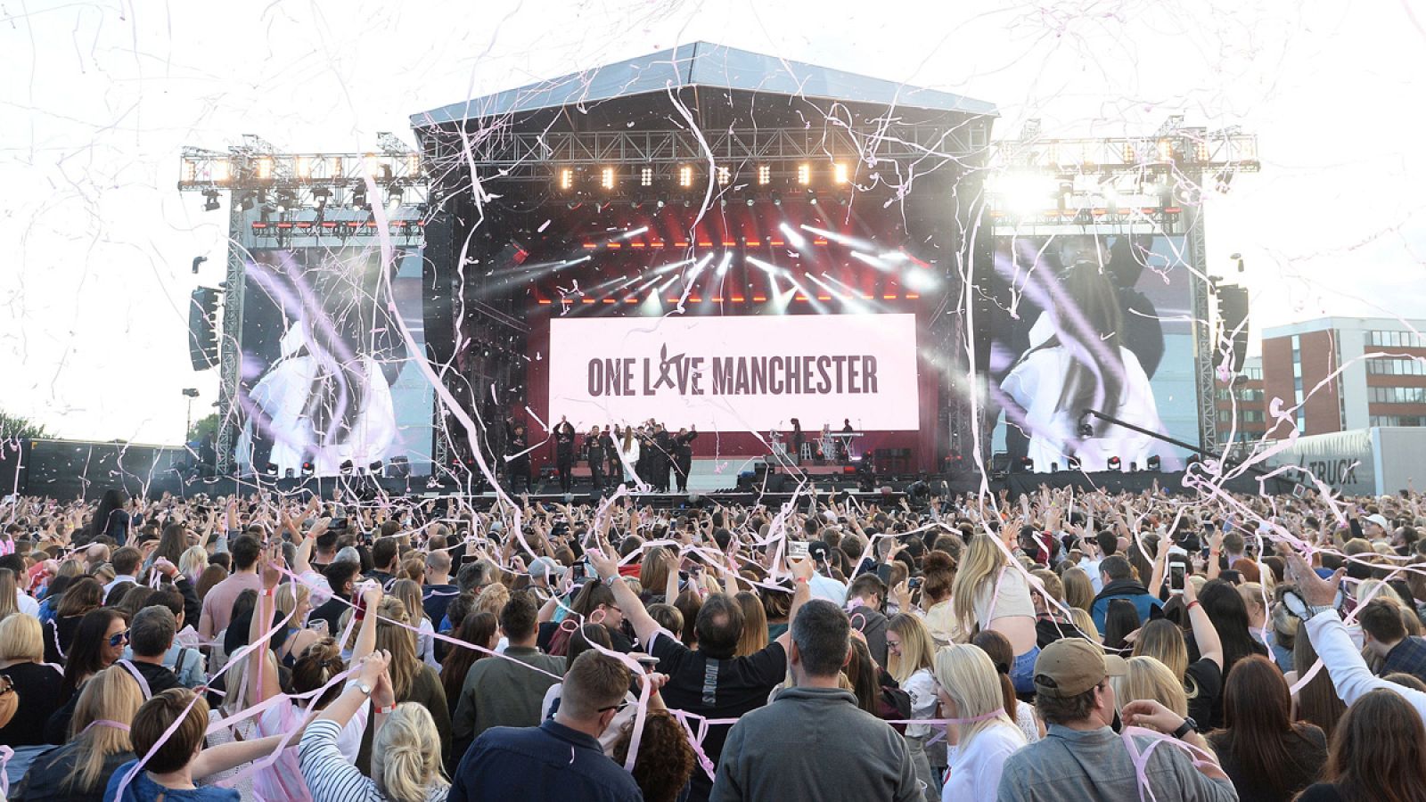 Ariana Grande durante el espectáculo benéfico One Love Manchester