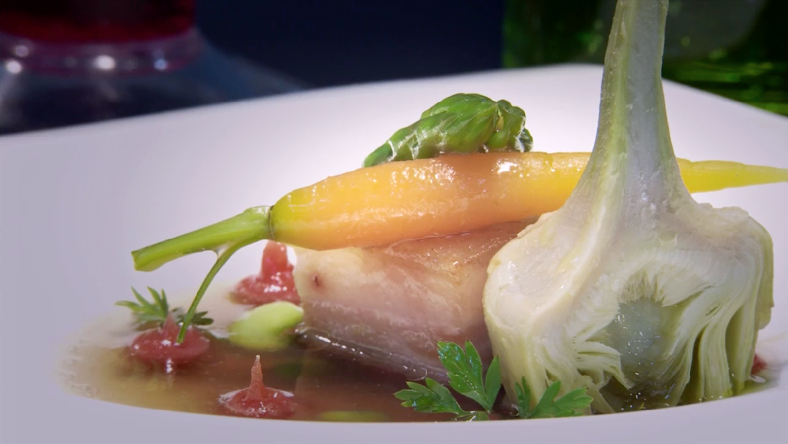 Taco de panceta euskaltxerri a baja temperatura con toques de membrillo, verduritas y caldo meloso de cocido