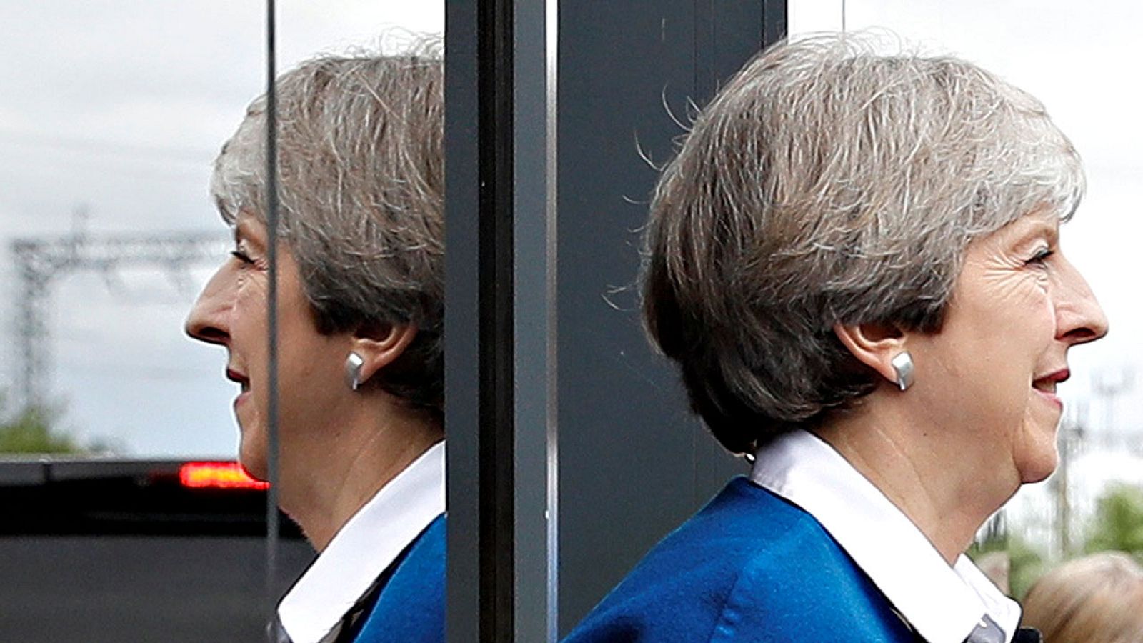 Theresa May sale de un acto electoral en Wolverhampton