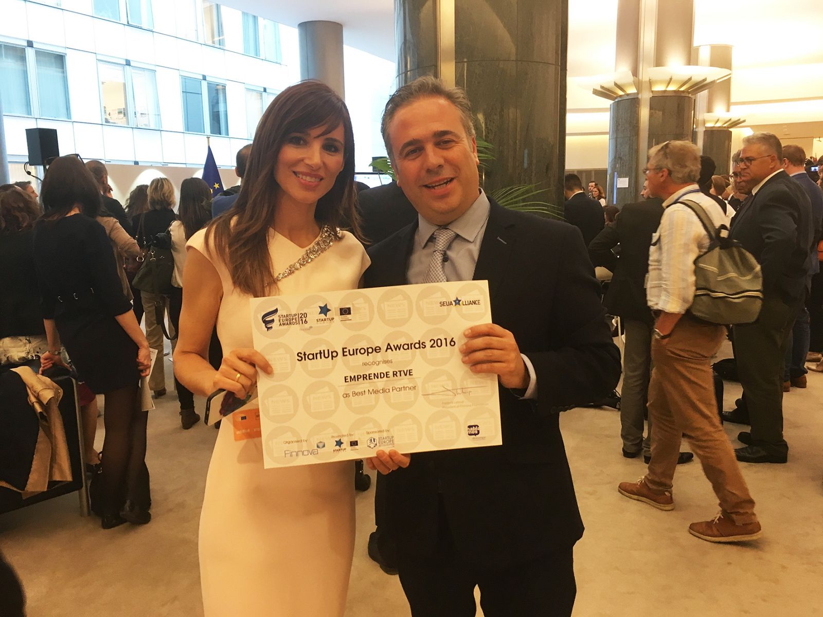 Olga Lambea y Luis Oliván con el reconocimiento a 'Emprende', de Canal 24 horas