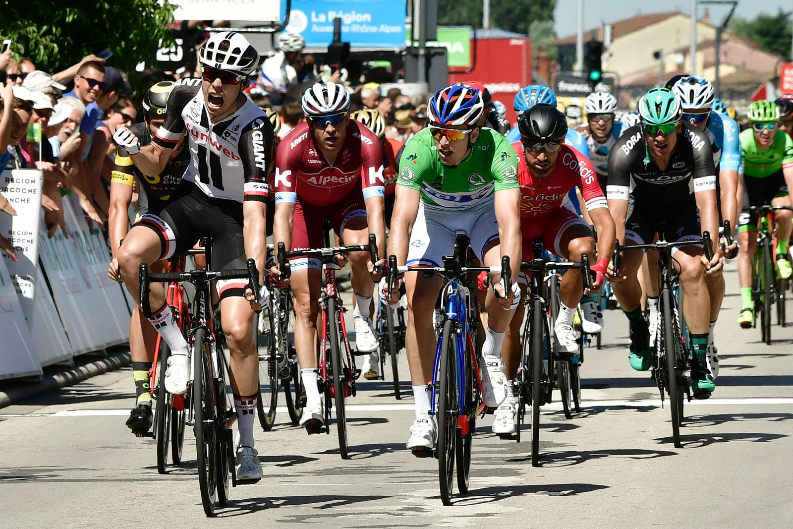 Imagen del ciclista alemán Phil Bauhaus entrando en meta.