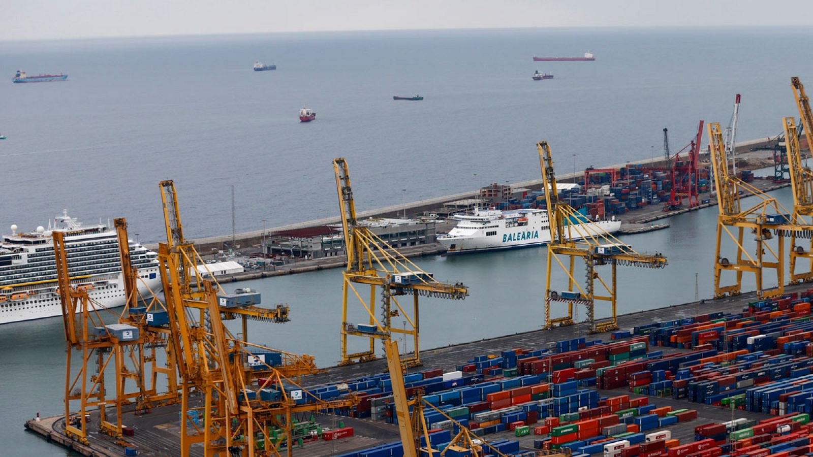 La zona de estibadores del puerto de Barcelona sin actividad