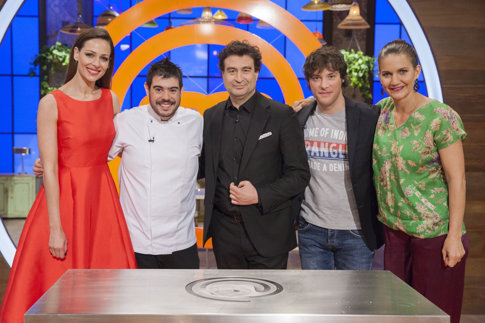 El chef Roberto Flore con el jurado de MasterChef