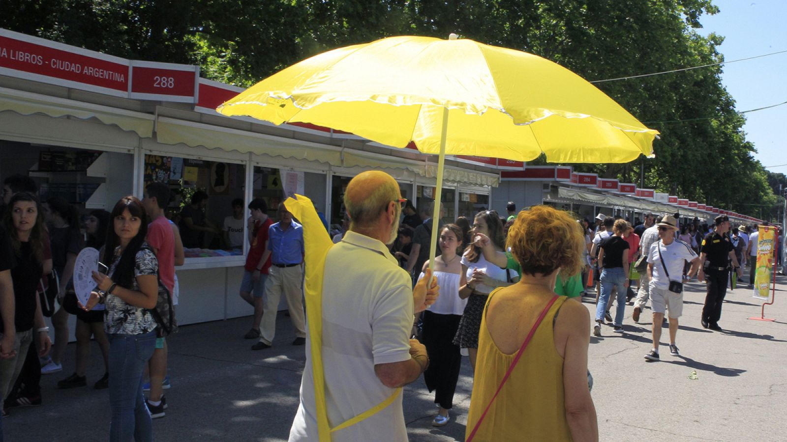 Altas temperaturas en la Feria del Libro de Madrid, que acaba este fin de semana.