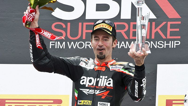 El piloto italiano Max Biaggi se rompe varias costillas en un accidente