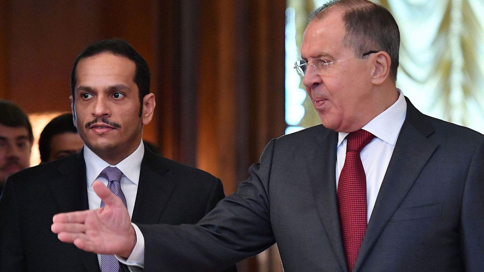 El ministro de Asuntos Exteriores ruso, Serguéi Lavrov (d) con su colega catarí, Mohamed bin Abdelrahman al Zani.