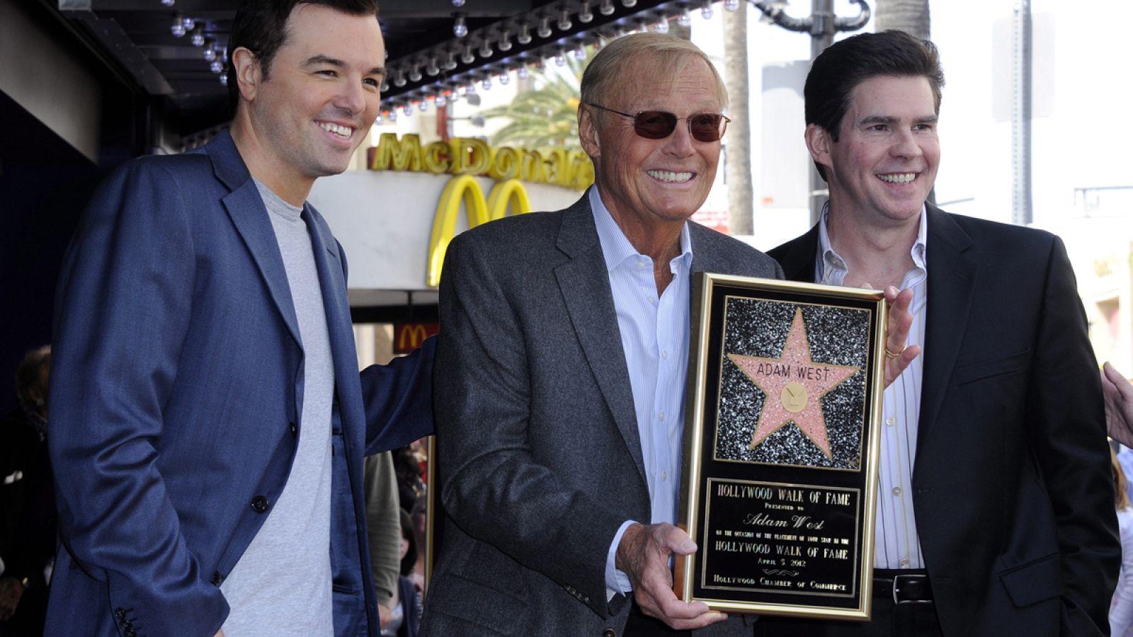 Adam West recibió su estrella en el Paseo de la Fama de Hollywood en 2012