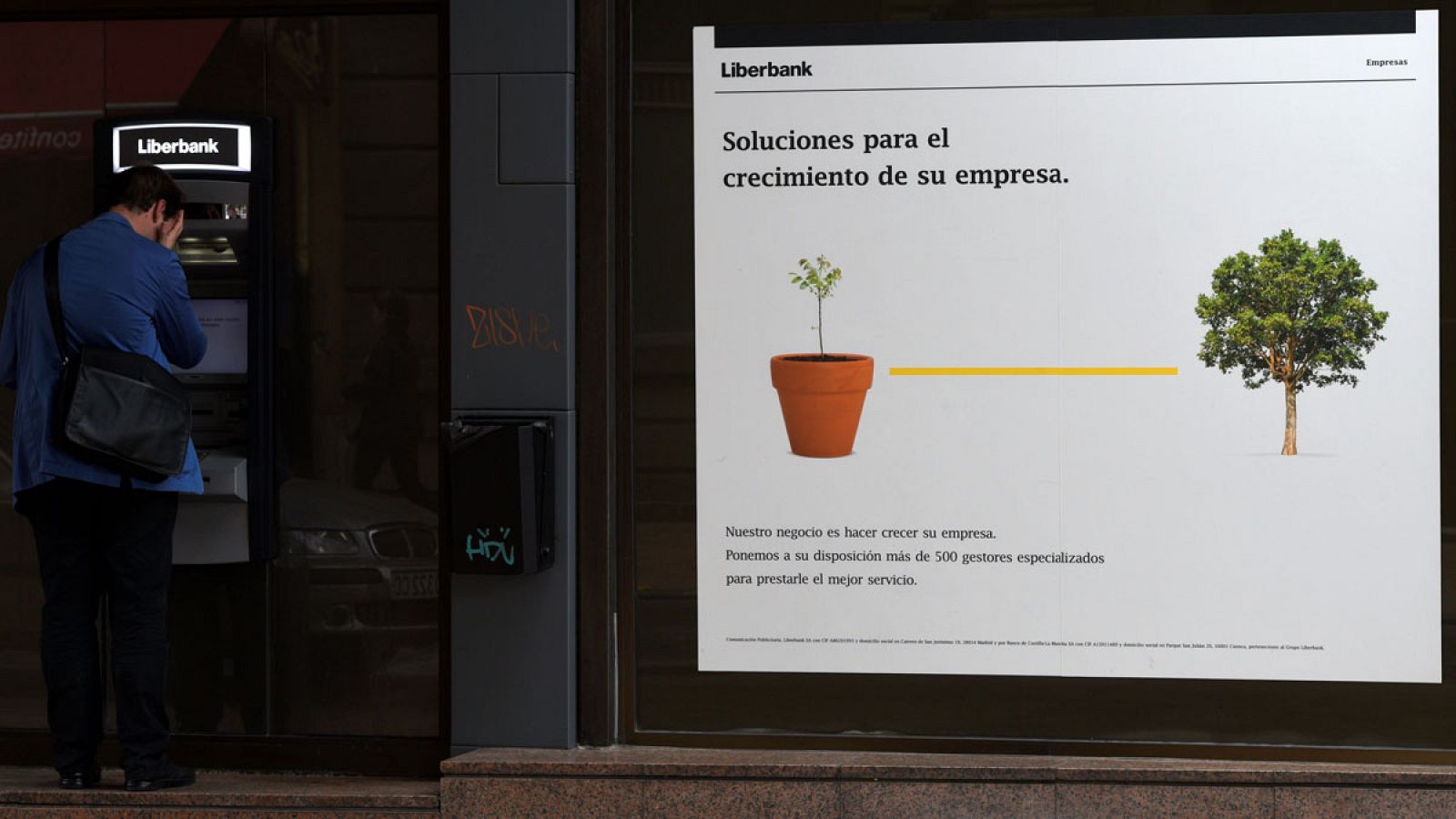 Un hombre usa un cajero automático de una sucursal de Liberbank