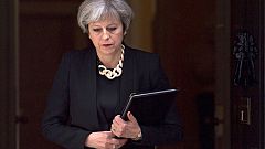 Theresa May dice que seguirá al frente del Gobierno mientras sus diputados "la quieran"