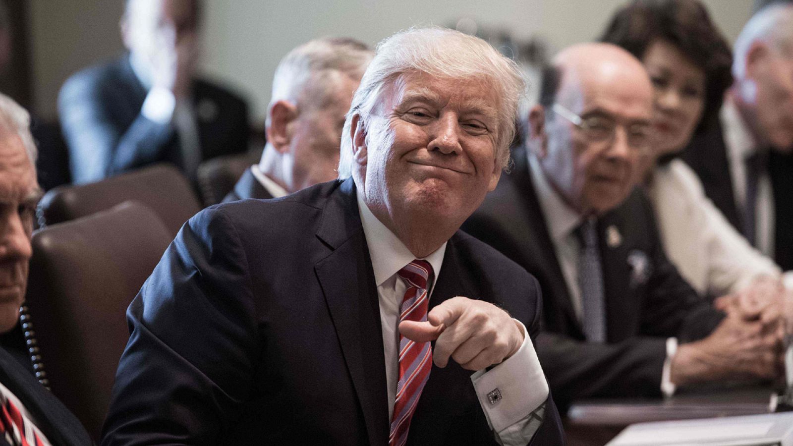El presidente estadounidense Donald Trump con su gabinete en la Casa Blanca