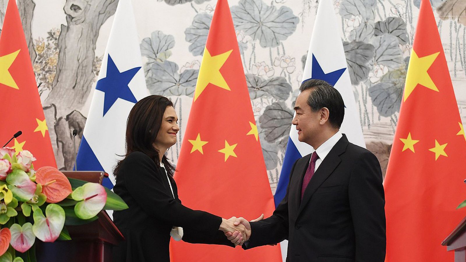 La ministra de Relaciones Exteriores de Panamá, Isabel de Saint Malo (i), participa con el canciller chino, Wang Yi, en una rueda de prensa conjunta en Pekín, China