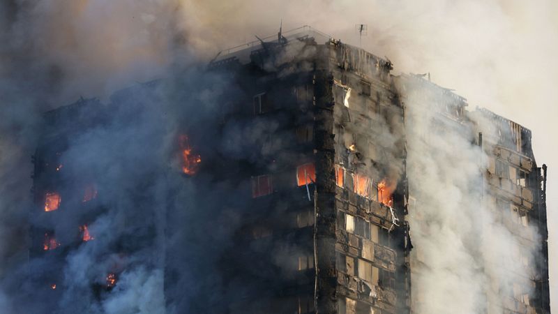 Al menos 12 muertos y varios desaparecidos en el incendio de un edificio de 24 pisos en Londres 