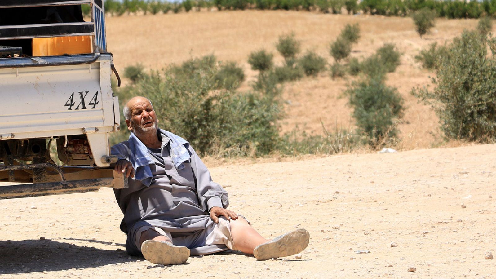 Un hombre descansa junto a un camión mientras abandona Raqa, una zona dominada por el Estado Islámico.