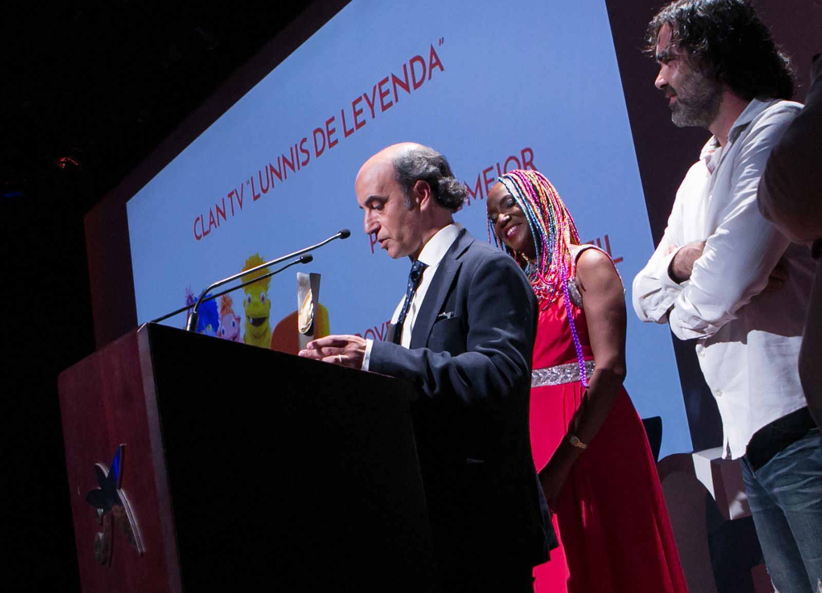 Yago Fandino recoge el premio para Lunnis de Leyenda con Lucrecia