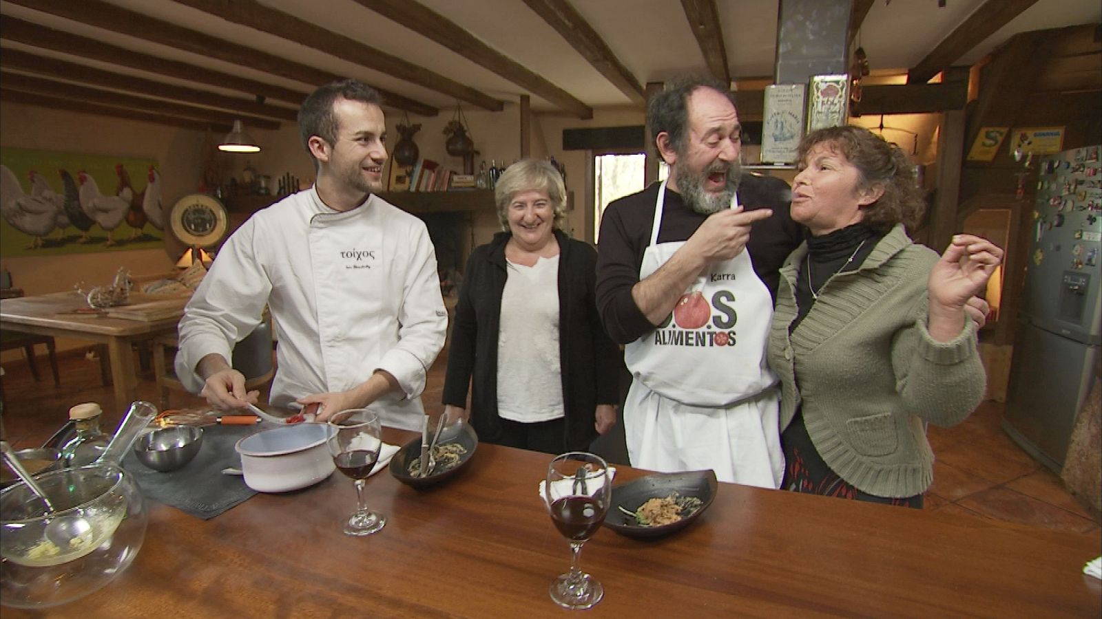 Karra e Ivan Hernández,propietario y chef del restaurante Toixos, preparan dos platos con cabra verata