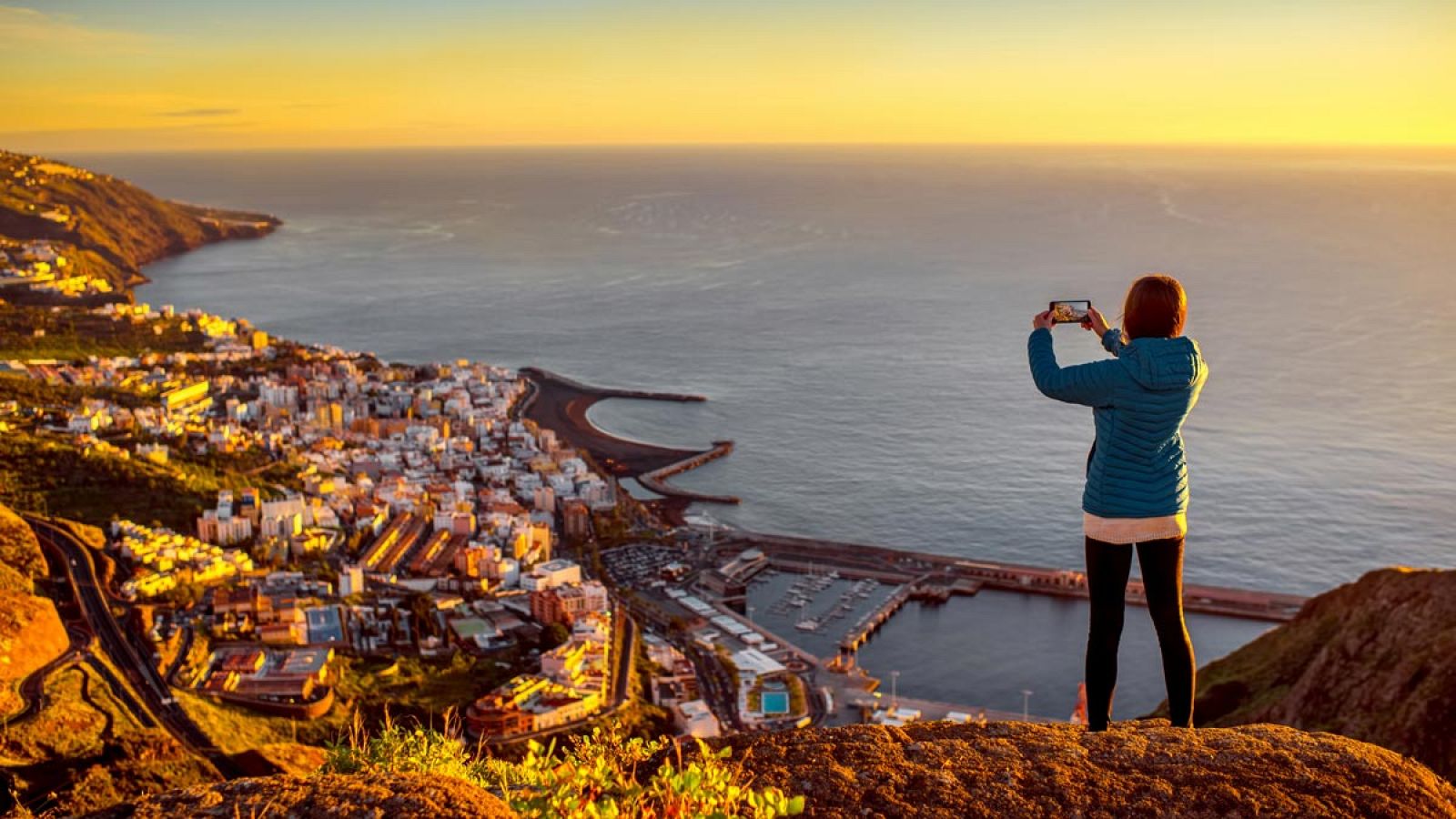 Una joven obtiene una fotografía con su teléfono móvil de Santa Cruz de la Palma.