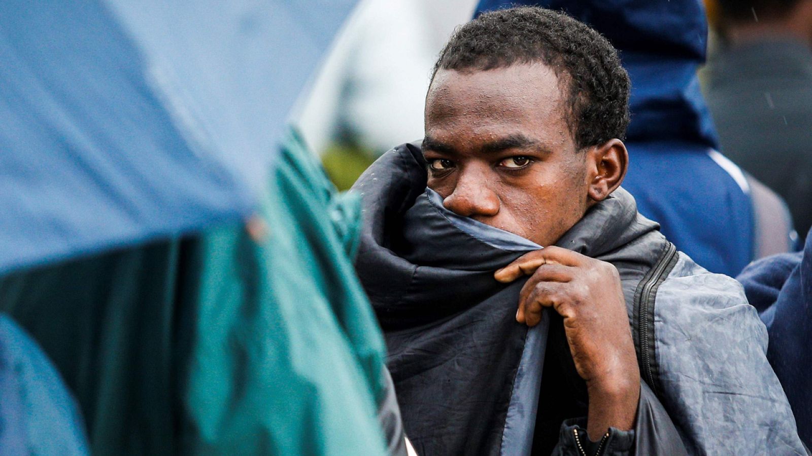 Migrantes y refugiados hacen cola para registrarse en París