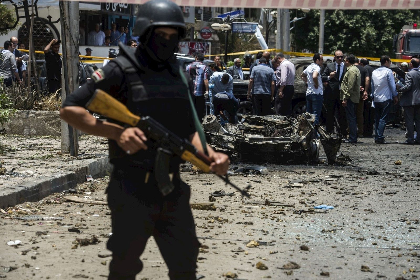 Un miembro de las fuerzas de seguridad egipcios protege el escenario del atentado contra el fiscal general egipcio, Hisham Barakat, in El Cairo el 29 de junio de 2015.
