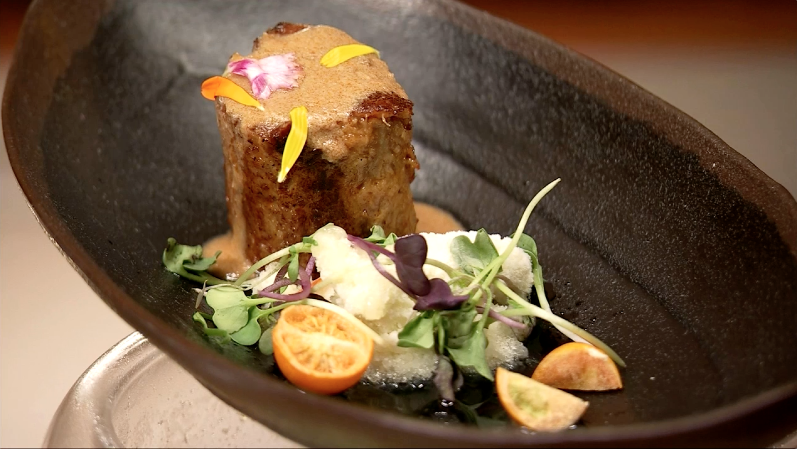 Rulo de caldereta de cabrito con crio granizado de aceite de oliva