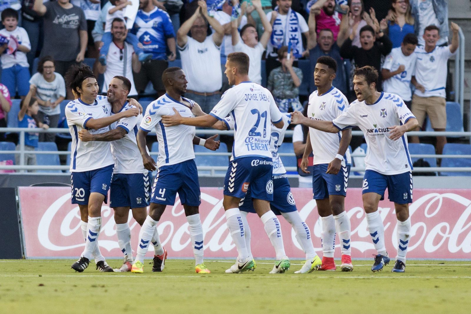 El delantero japonés del CD Tenerife, Gaku Shibasaki (i), recibe la felicitación de sus compañeros tras conseguir el primer gol.