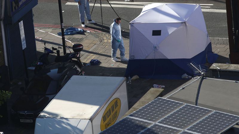 Un muerto y diez heridos en un atropello intencionado junto a una mezquita en Londres 
