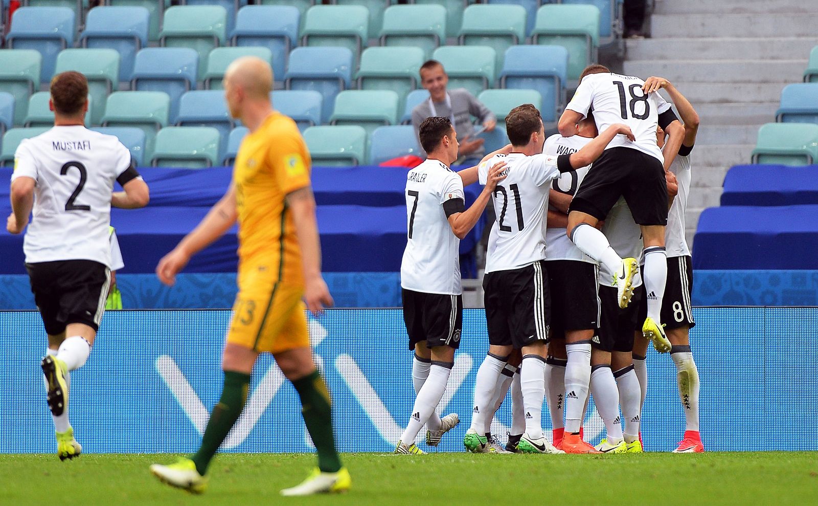 Los futbolistas de la selección alemana celebran el 1-0.