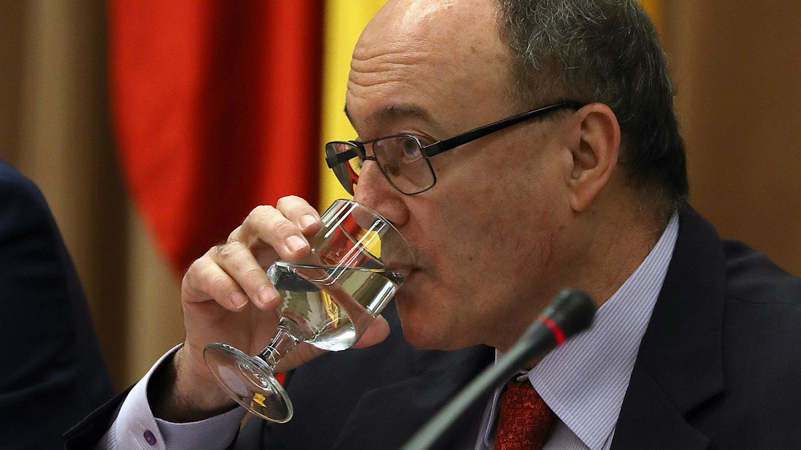 El gobernador del Banco de España en una Comisión del Congreso
