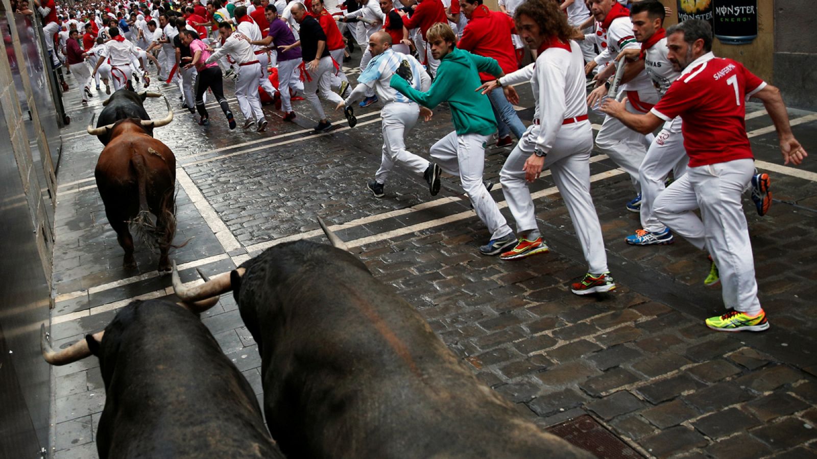 La manada se ha estirado a su entrada en la calle Estafeta