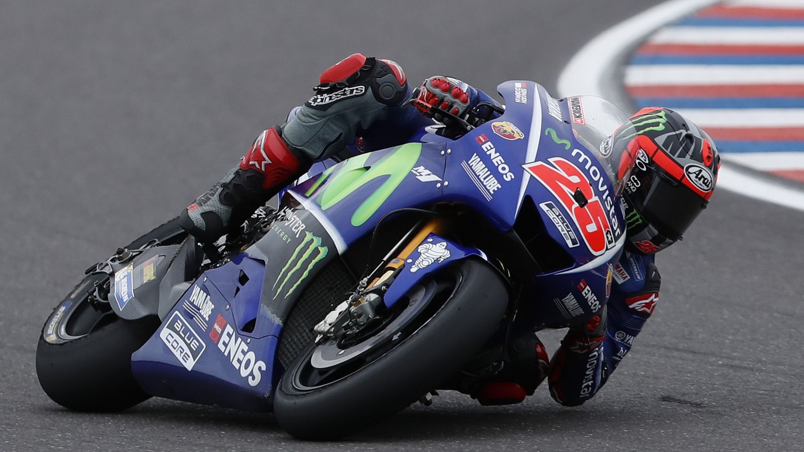 Viñales defiende su liderato con más rivales en su estela