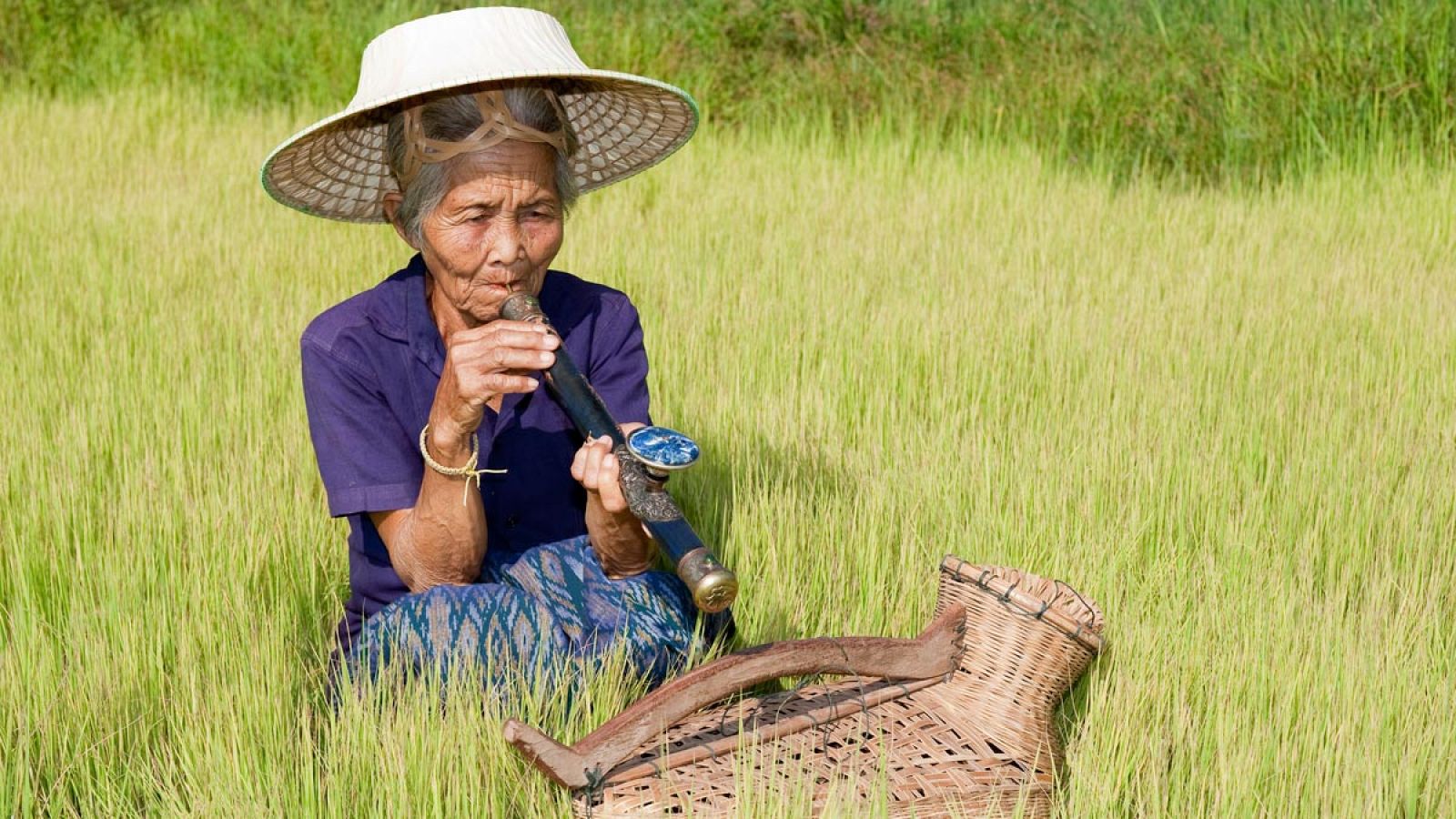 Imagen de una mujer asiática fumando opio.