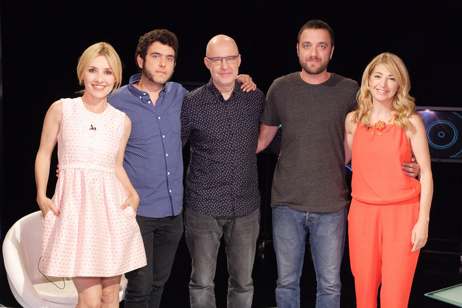 Cayetana Guillén Cuervo junto a Inés París y los ganadores del concurso de Cortos