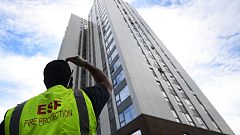 Retiran del mercado el revestimiento que cubría la torre Grenfell, incendiada en Londres