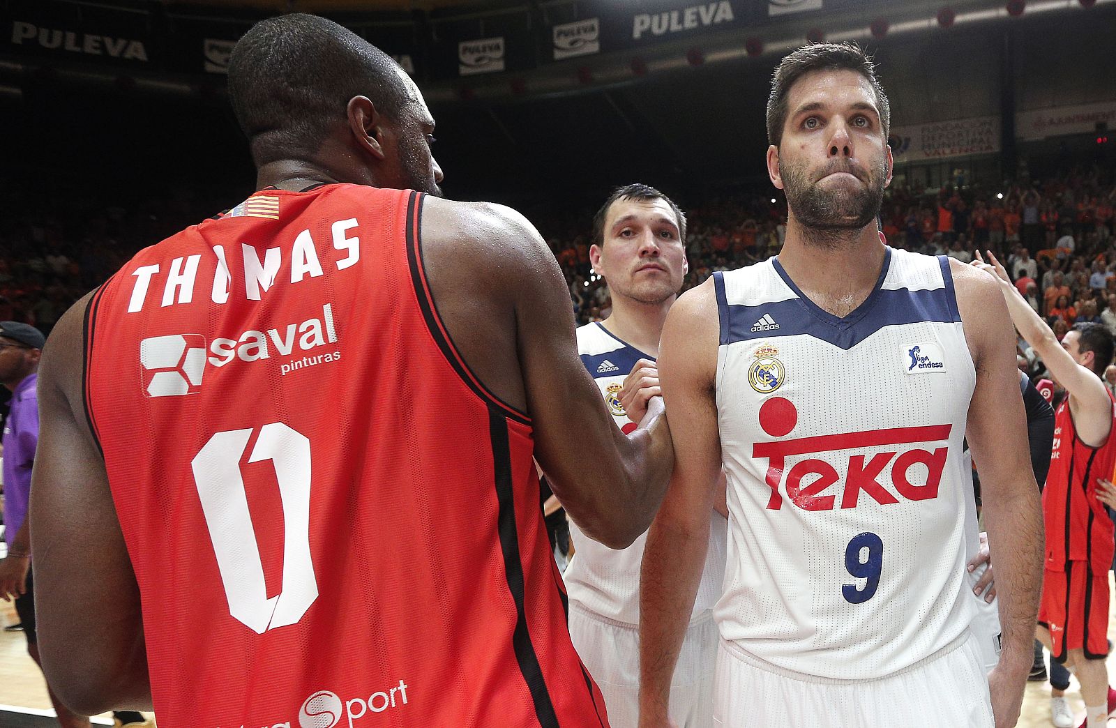 El ala pivot del Real Madrid Felipe Reyes, felicita al ala pivot del Valencia Basket, Will Thomas.