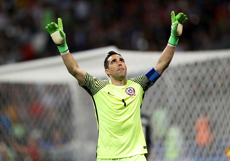 Claudio Bravo mete a Chile en la final