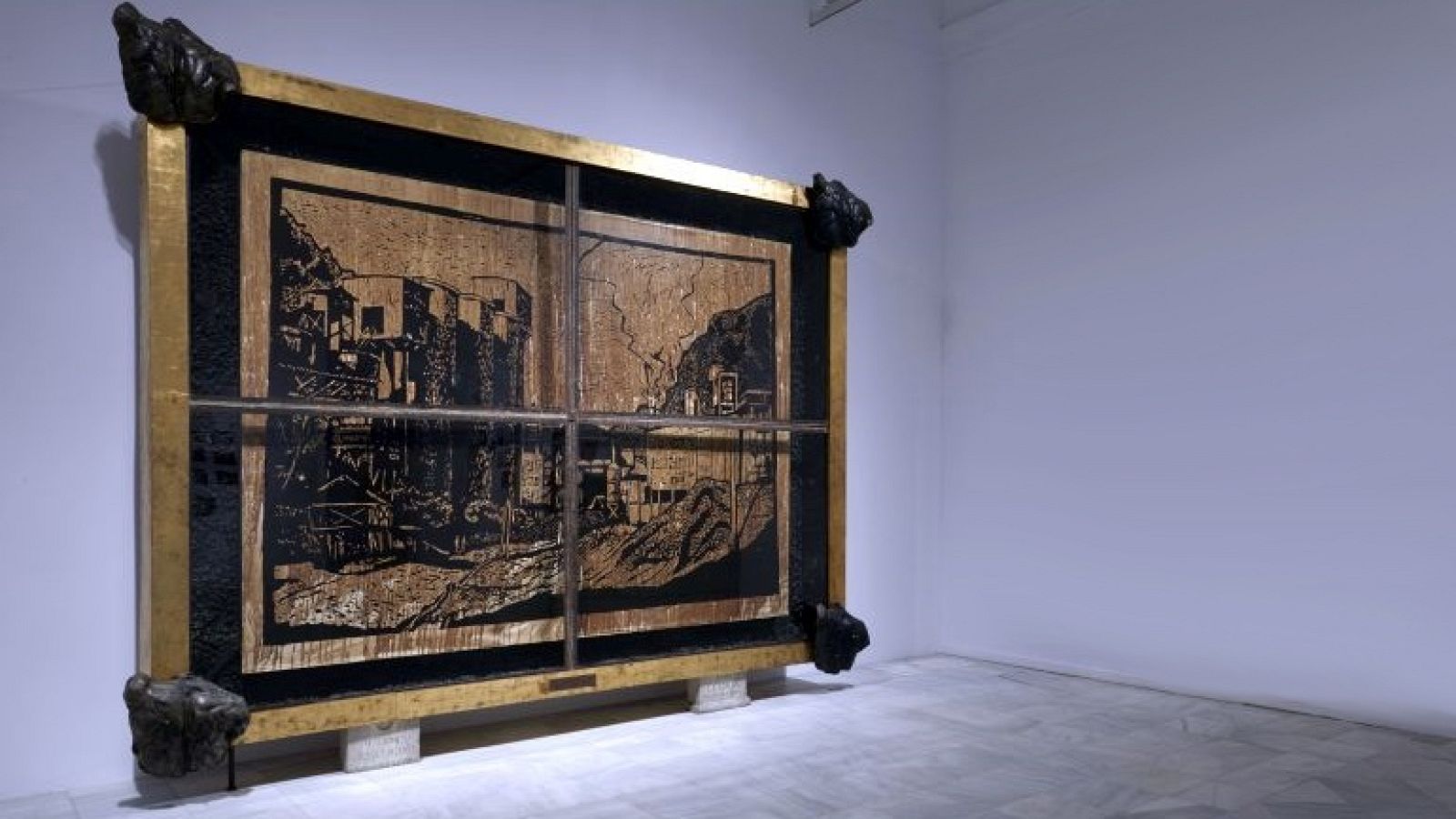 Vista de sala de la exposición NSK del Kapital al Capital. Neue Slowenische Kunst