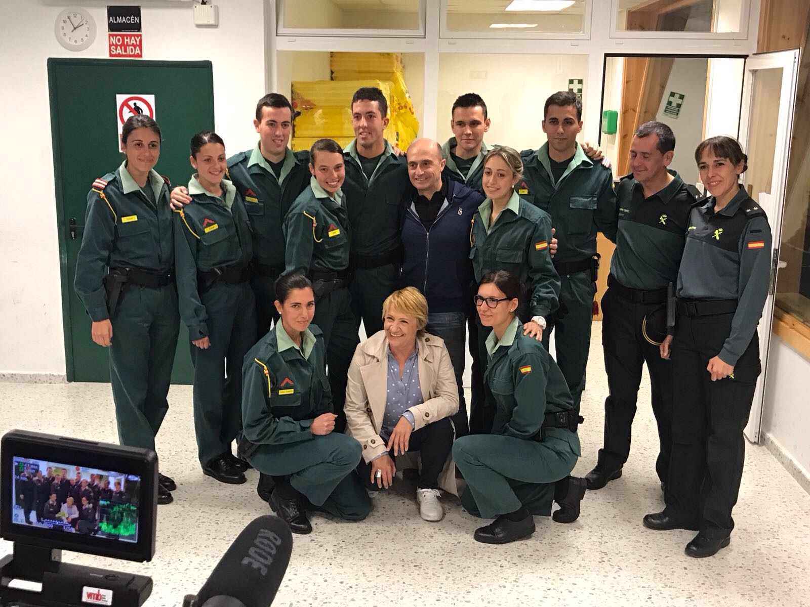Blanca Portillo y Pepe Viyuela posan junto al cuerpo de la Guardia Civil