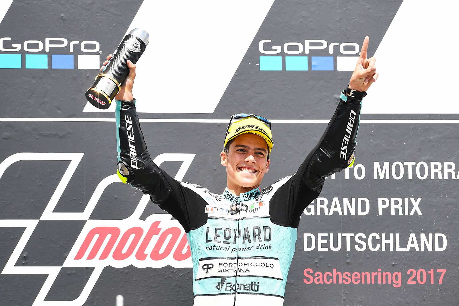 Joan Mir celebra en el podio de Sachsenring su triunfo en Moto3.