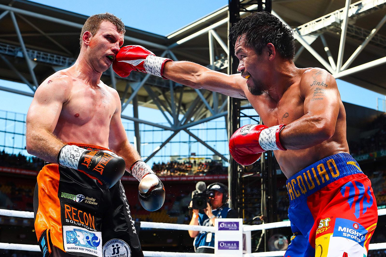 Pacquiao lanzando un directo de derechas sobre el rostro de Horn.