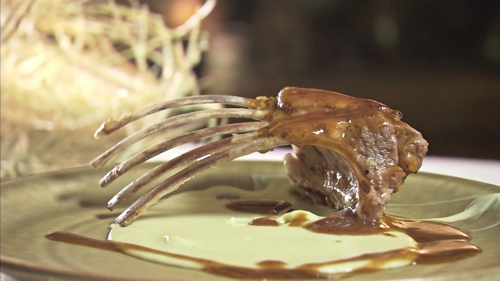 Costilla de lechal tensino a baja temperatura con puré ahumado de broquil