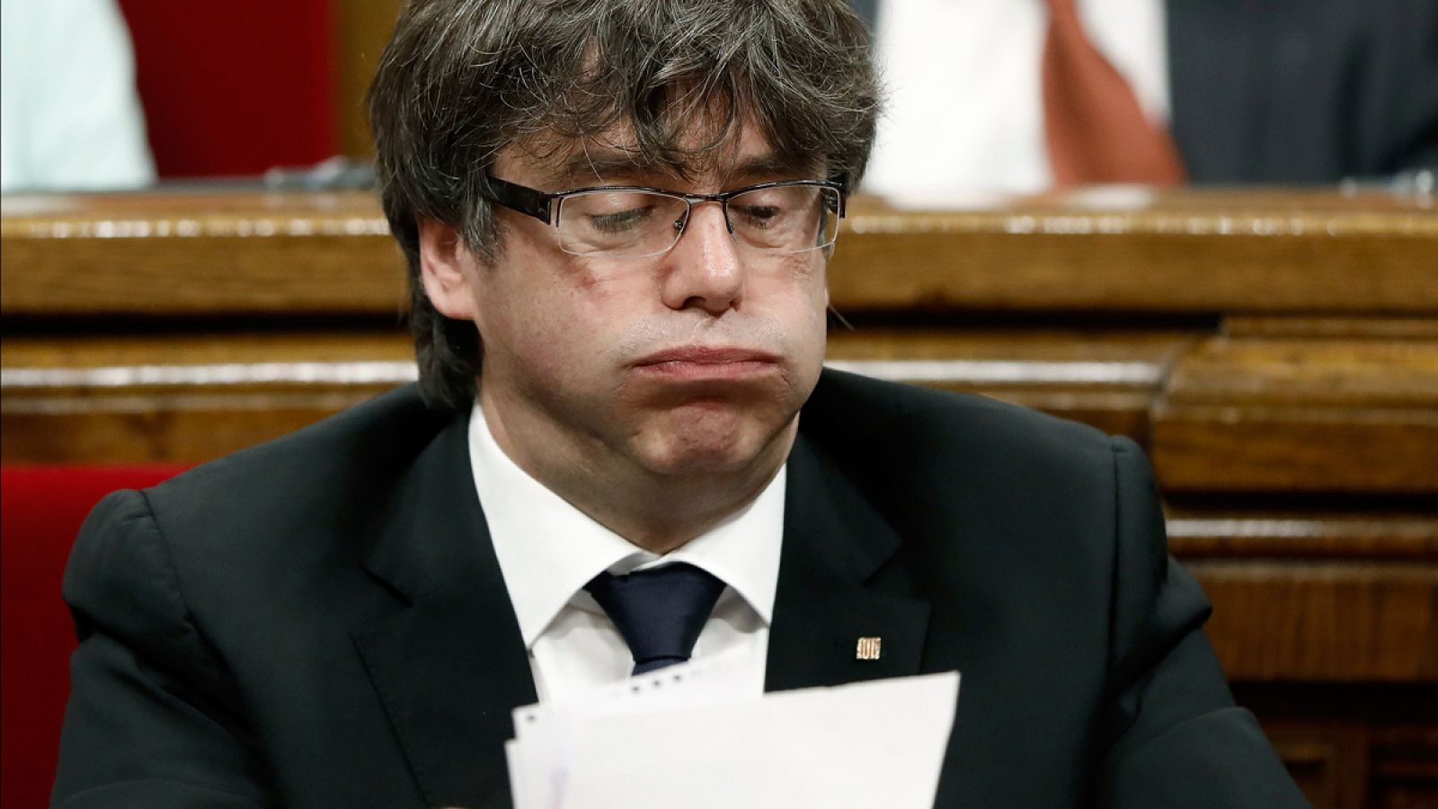 El presidente de la Generalitat, Carles Puigdemont, repasa unos papeles durante la sesión de control parlamentario