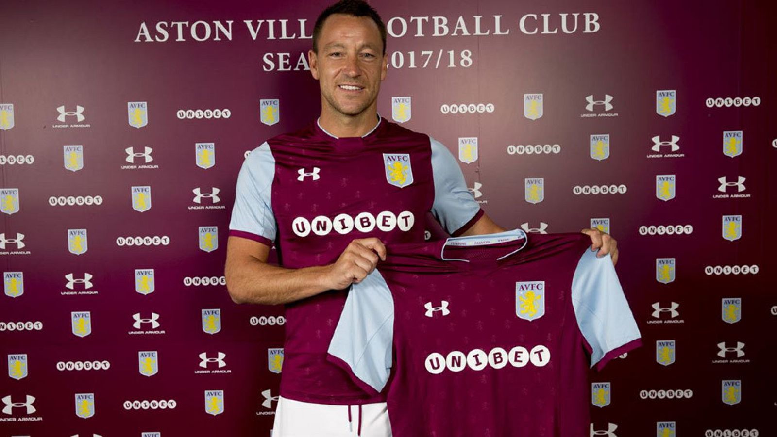 John Terry posa con su nueva camiseta del Aston Villa