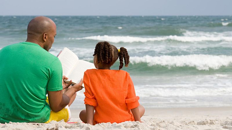 Los pediatras aconsejan leer cuentos en voz alta a los niños en verano
