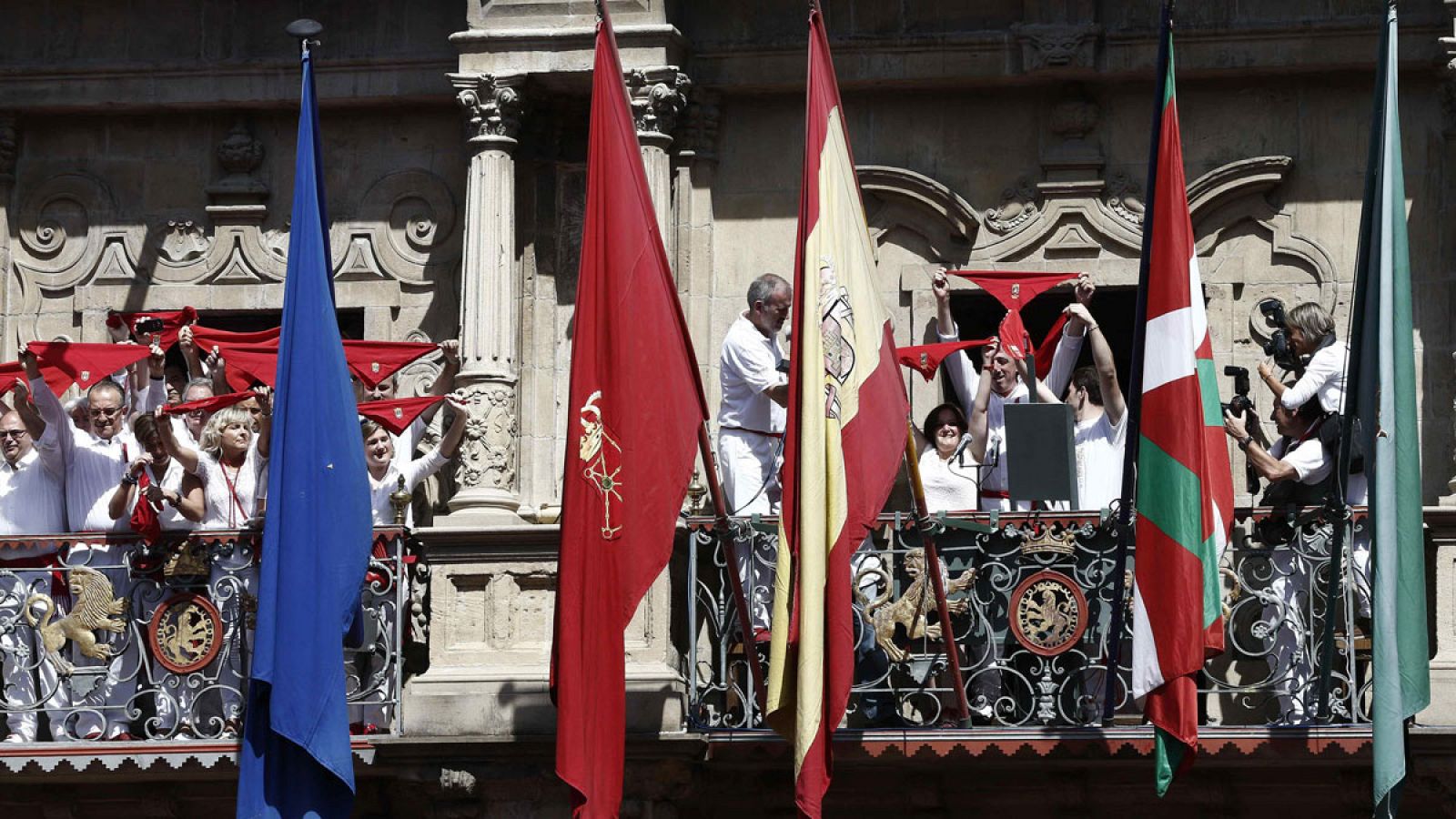 Las banderas europea, española y navarra ondean en el Ayuntamiento de Pamplona junto a la ikurriña en el chupinazo