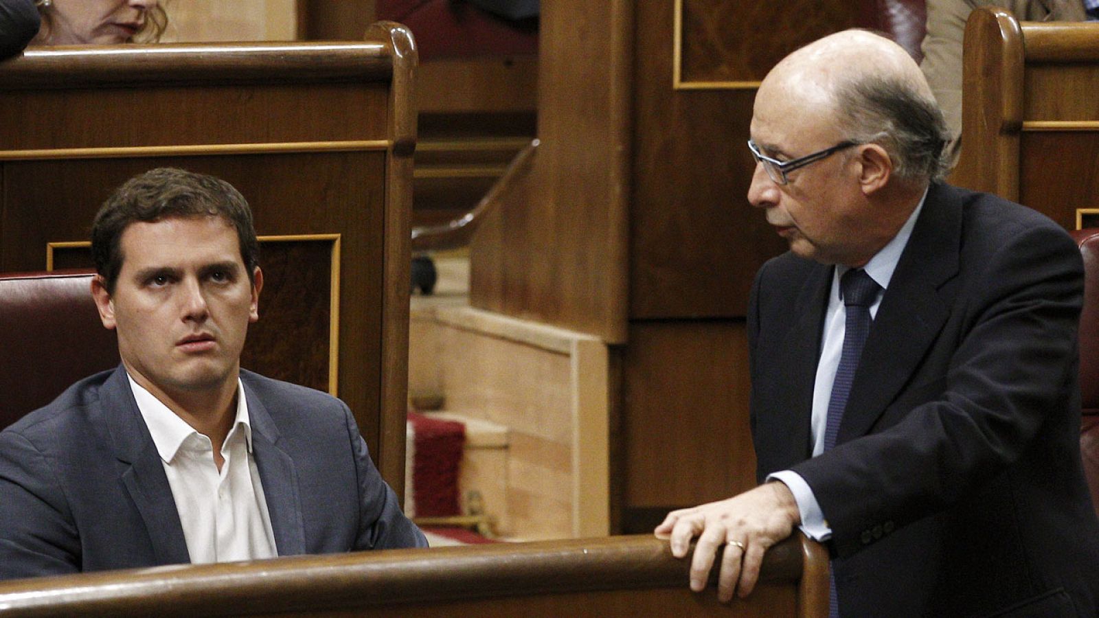 El líder de Ciudadanos, Albert Rivera (i), y el ministro de Hacienda, Cristóbal Montoro, en una imagen de archivo
