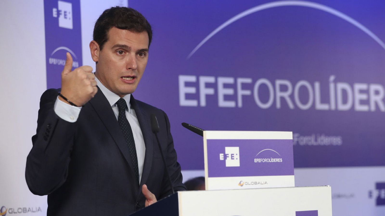 Rivera anuncia un acuerdo con el Gobierno para que los 'mileuristas' estén exentos del pago del IRPF